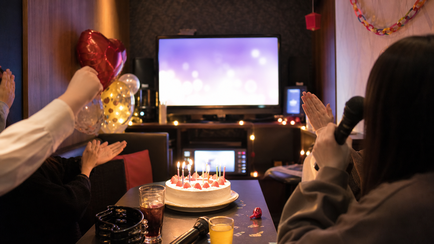 カラオケボックスで誕生日ケーキを囲むサプライズMV素材